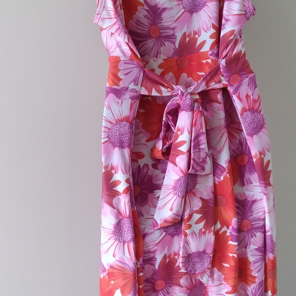 Fun Summer Dress! Floral print, V Neckline, Ties in the back, Midi Length. - Picture 7 of 8